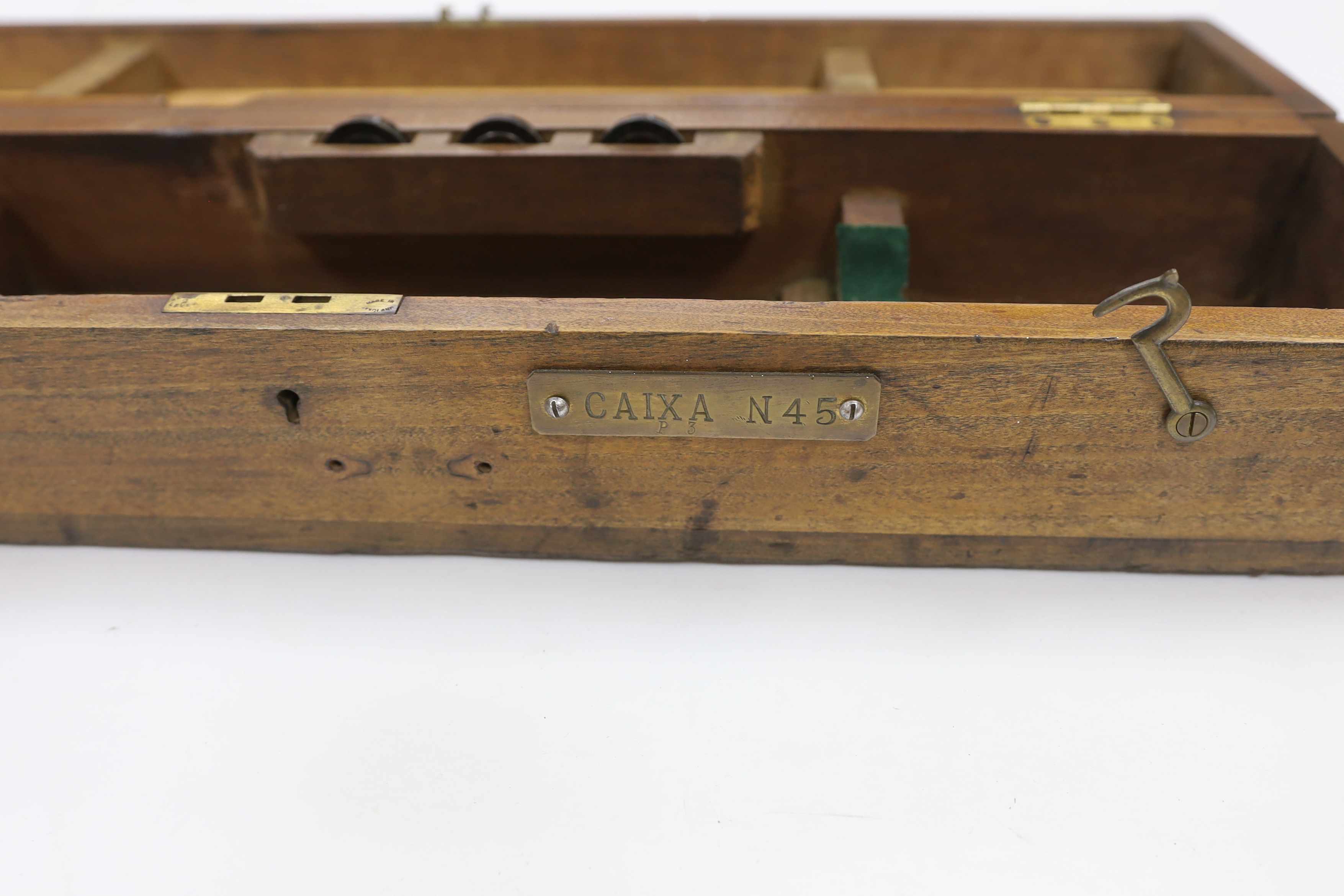 A First World War cased Vickers-Armstrongs Ltd, London, gun sighting telescope No.566, in fitted case with turned brass stand and colour filters, etc. applied brass plaque to the case; ‘CAIXA N45’, sight 52.5cm long, cas